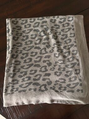 Barefoot Dreams pashmina cape Cozy
Chic ultra lite Leopard one size- 41x83in